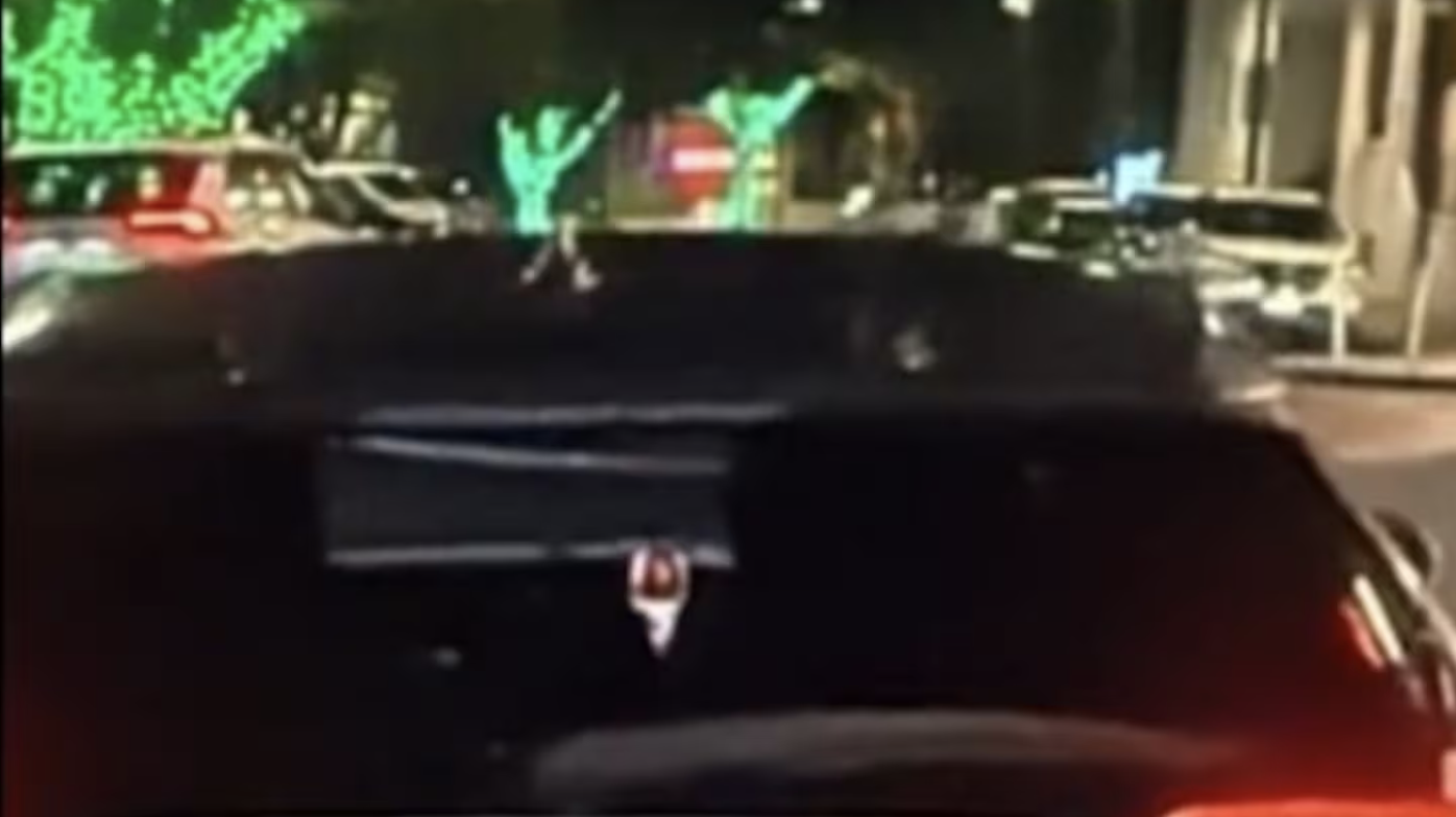 奥克兰司机边开车边刷短视频，17秒画面引爆众怒